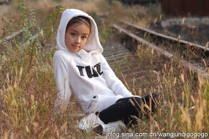 [王俊亓]可爱俊亓休闲街拍-中华童星-可爱小女孩